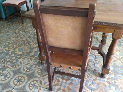 Holz Esstisch mit zwei Lederstühlen