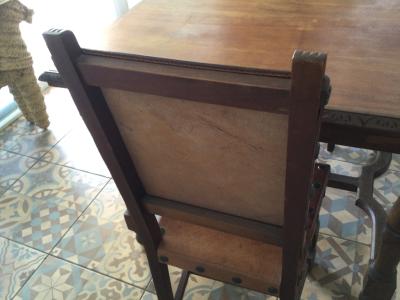 Holz Esstisch mit zwei Lederstühlen