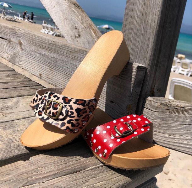 Holz- und ledersandalen
