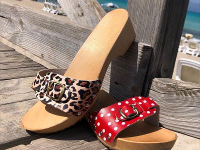 Holz- und ledersandalen