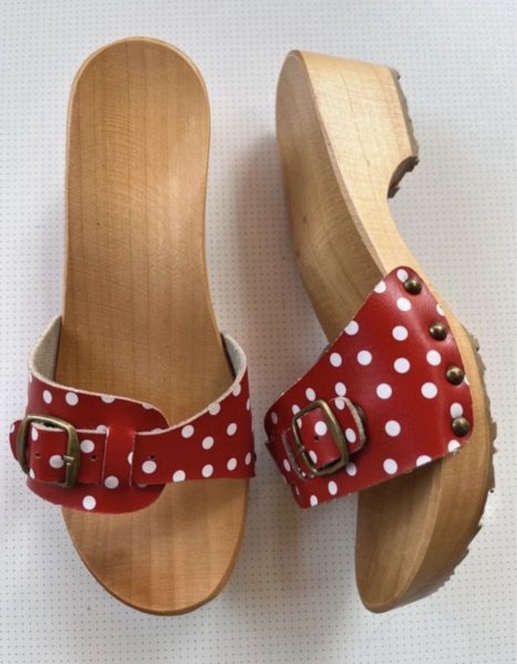 Holz- und ledersandalen