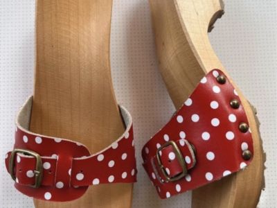 Holz- und ledersandalen