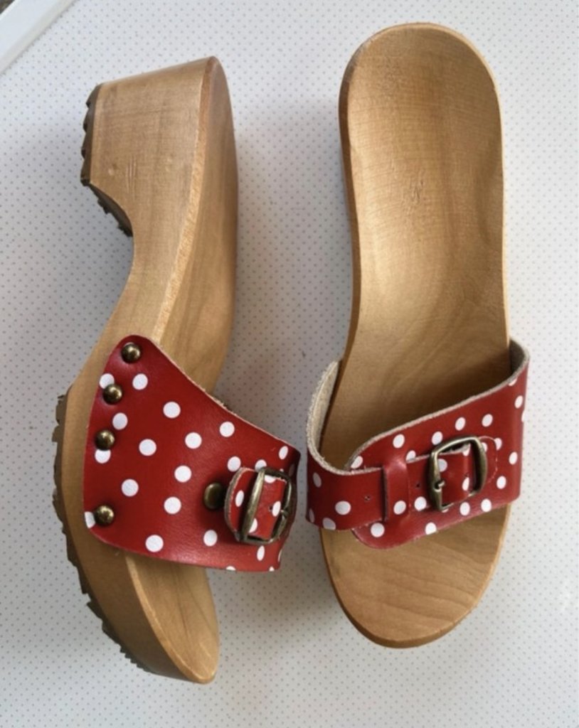 Holz- und ledersandalen