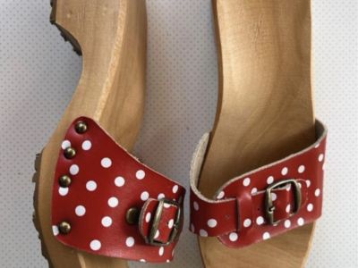 Holz- und ledersandalen