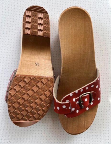Holz- und ledersandalen
