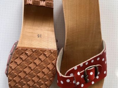 Holz- und ledersandalen