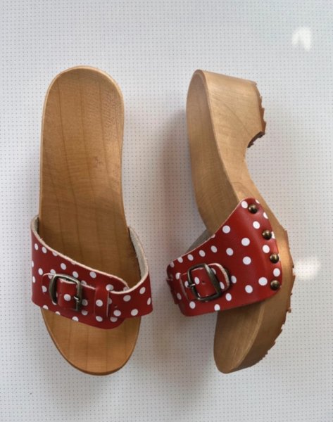 Holz- und ledersandalen