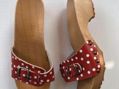 Holz- und ledersandalen