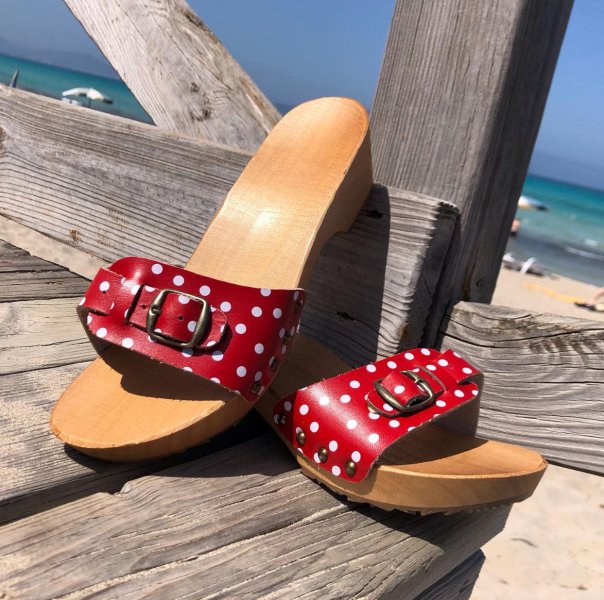 Holz- und ledersandalen