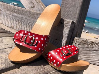 Holz- und ledersandalen