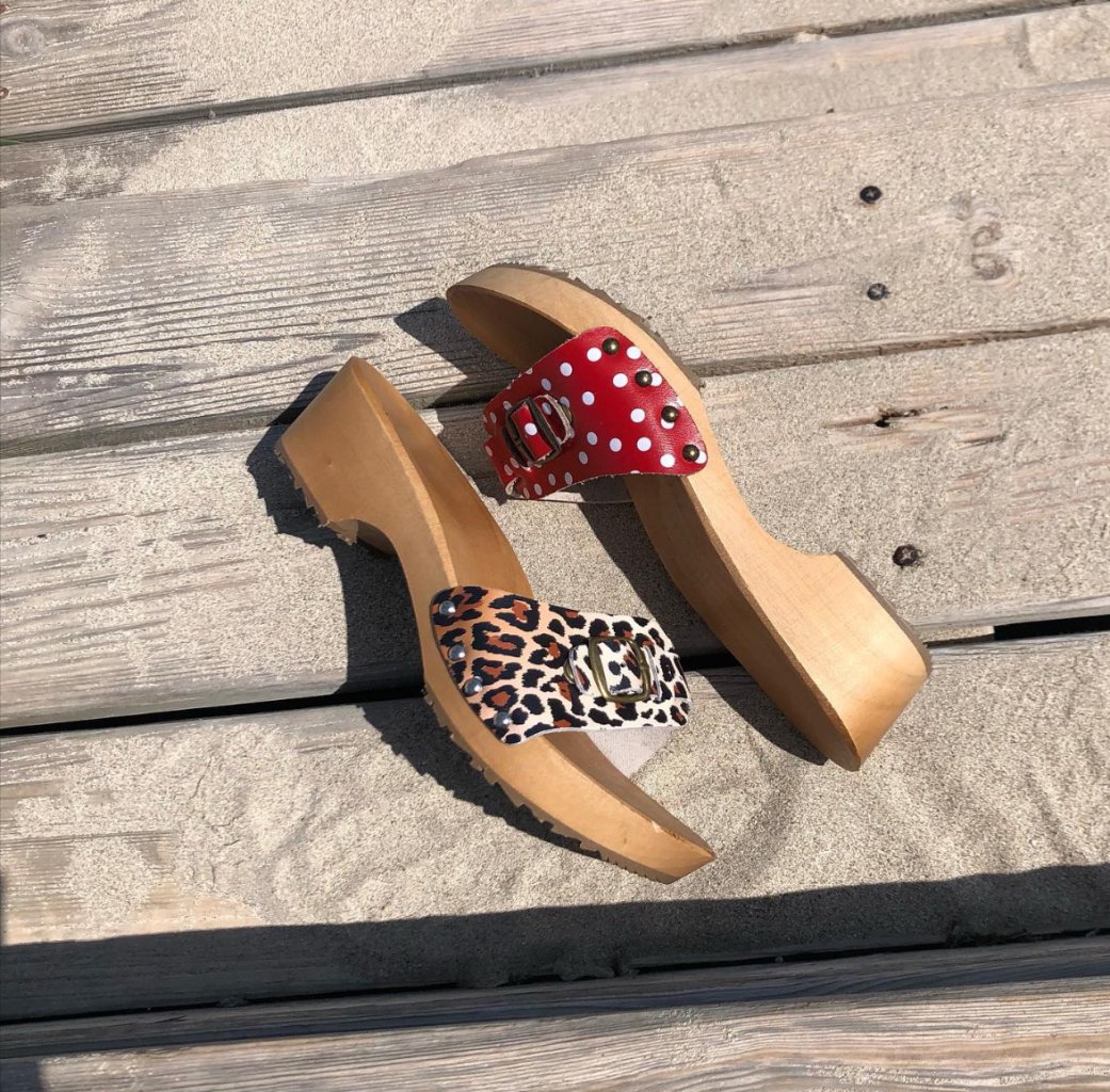 Holz- und ledersandalen