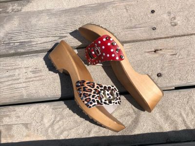 Holz- und ledersandalen