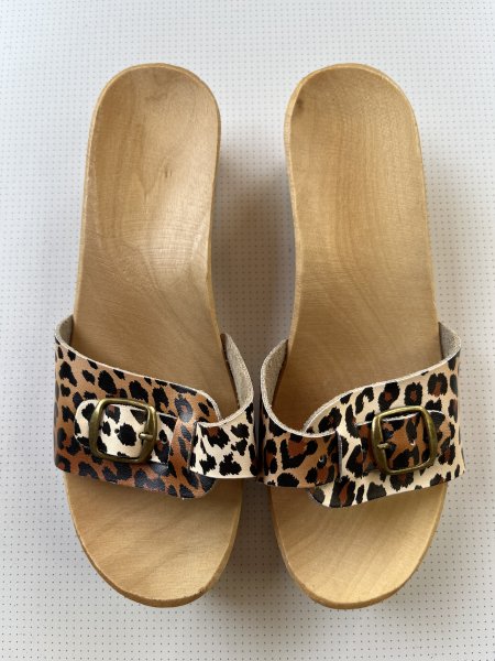 Holz- und ledersandalen