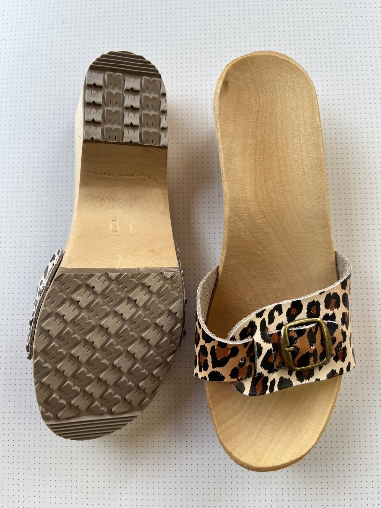 Holz- und ledersandalen