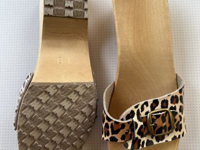 Holz- und ledersandalen