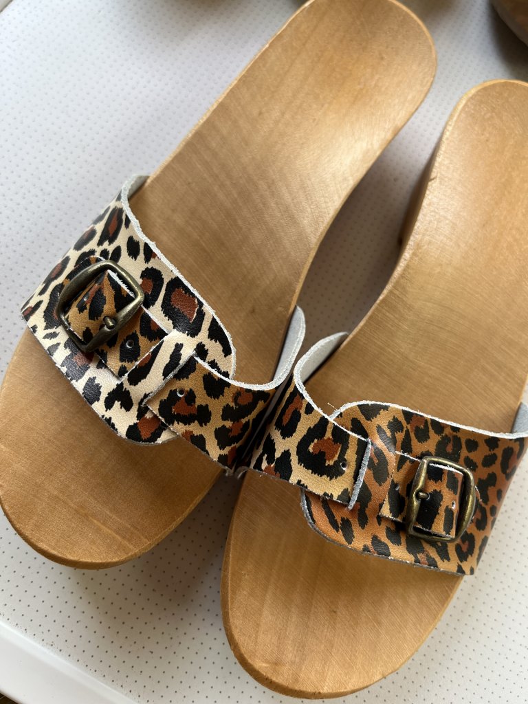 Holz- und ledersandalen