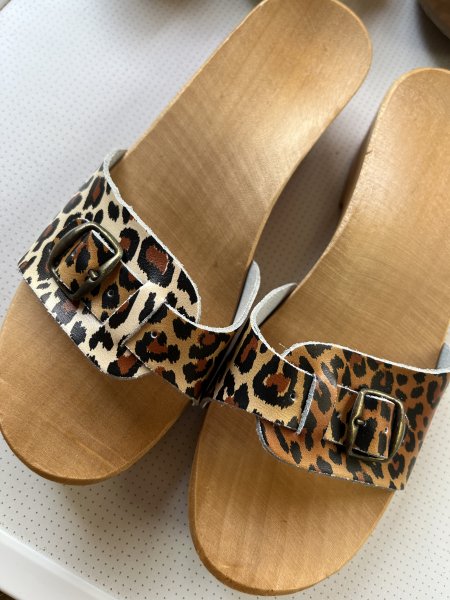 Holz- und ledersandalen