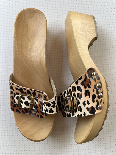 Holz- und ledersandalen