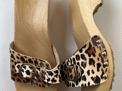 Holz- und ledersandalen