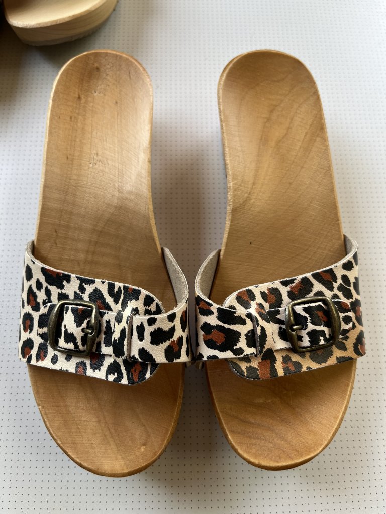 Holz- und ledersandalen
