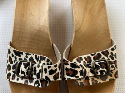 Holz- und ledersandalen
