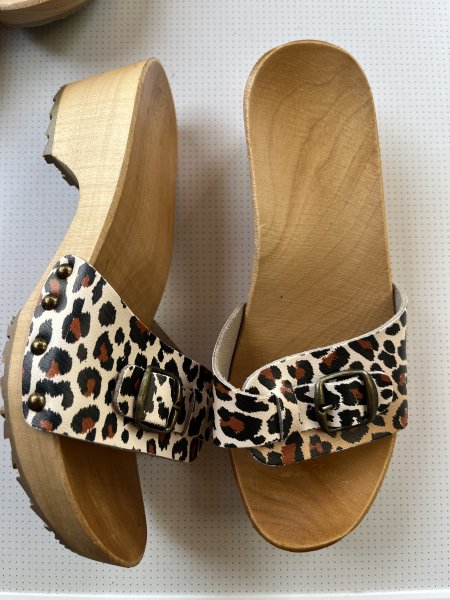 Holz- und ledersandalen