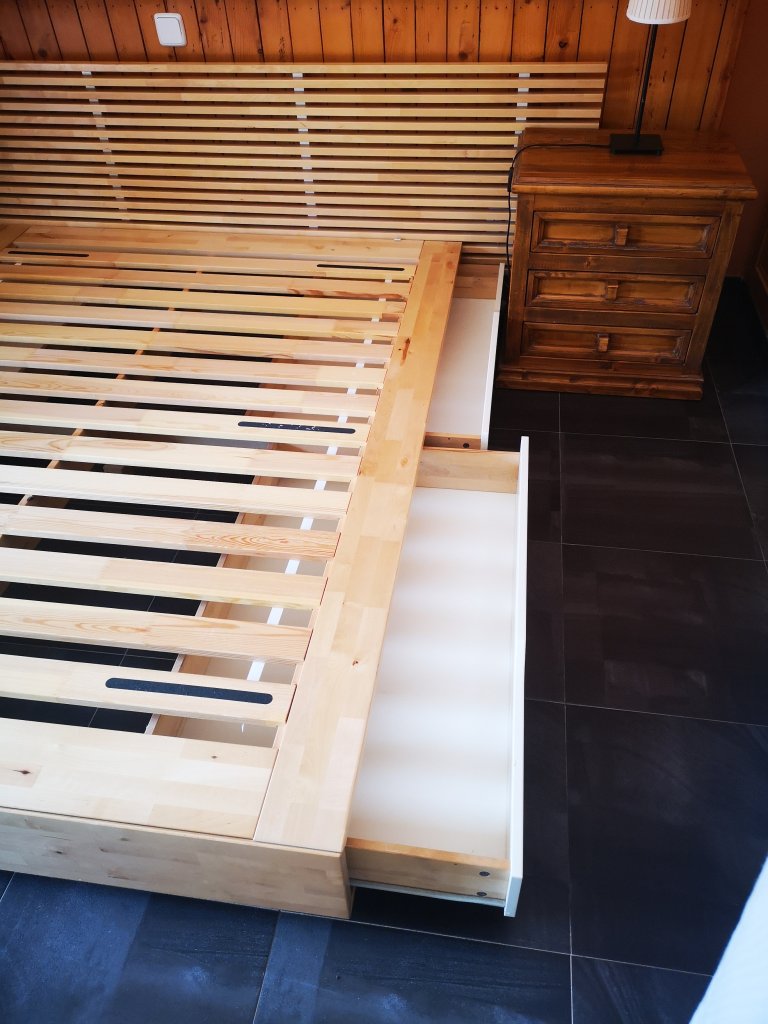 Holzbett mit 4 Schubladen, all inklusive
