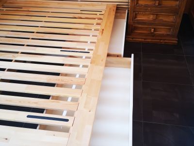 Holzbett mit 4 Schubladen, all inklusive