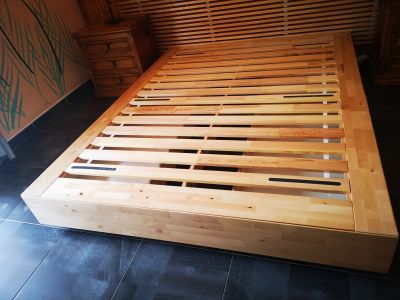 Holzbett mit 4 Schubladen, all inklusive