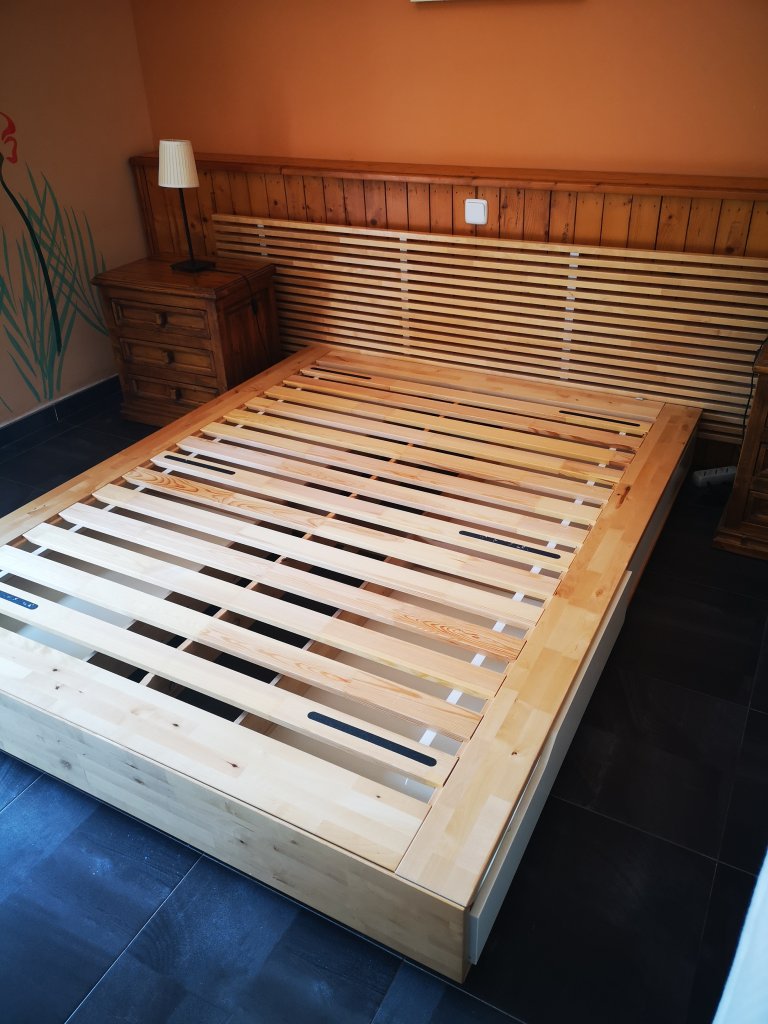 Holzbett mit 4 Schubladen, all inklusive