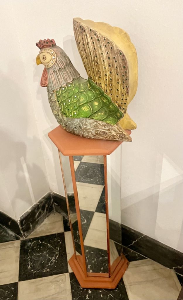 Figura de madera con pedestal