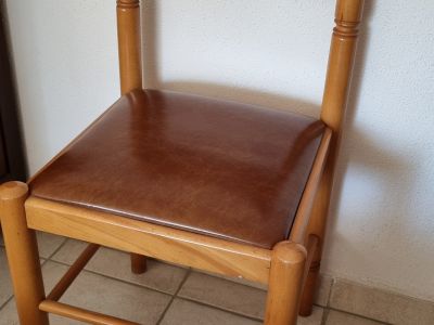 Silla de madera con asiento de piel sintética marrón