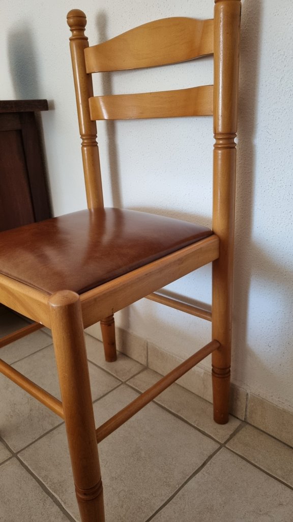 Silla de madera con asiento de piel sintética marrón