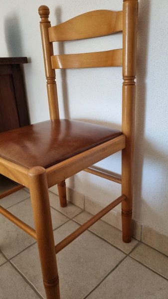 Silla de madera con asiento de piel sintética marrón