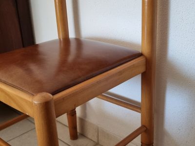 Silla de madera con asiento de piel sintética marrón