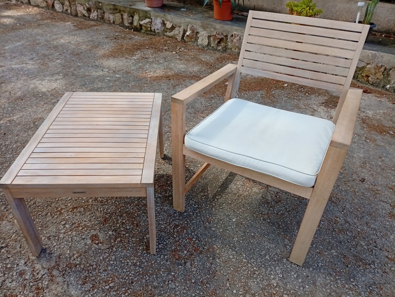 Holztisch und Stuhl