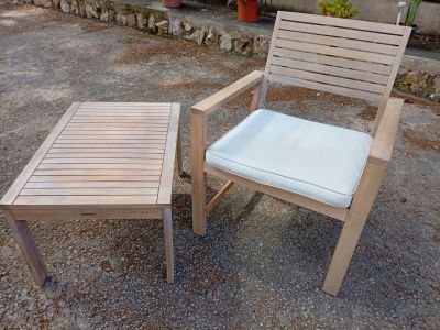 Holztisch und Stuhl