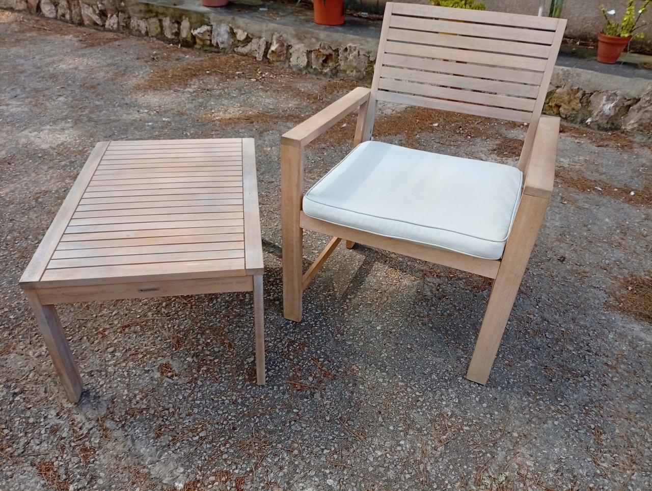 Holztisch und Stuhl
