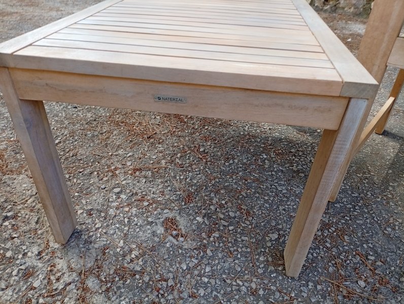 Holztisch und Stuhl