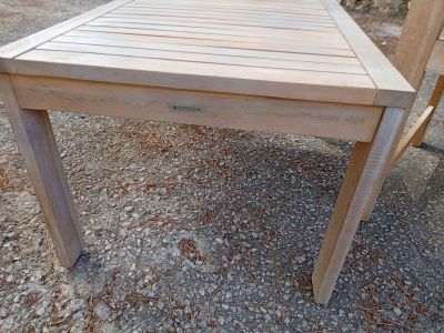 Holztisch und Stuhl