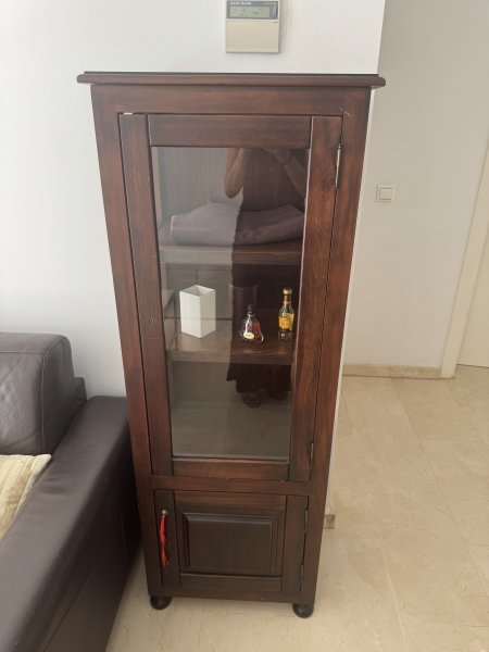Holzvitrine mit Glastür