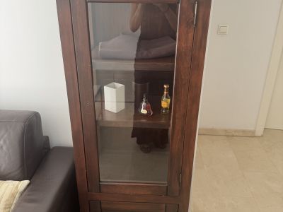 Holzvitrine mit Glastür