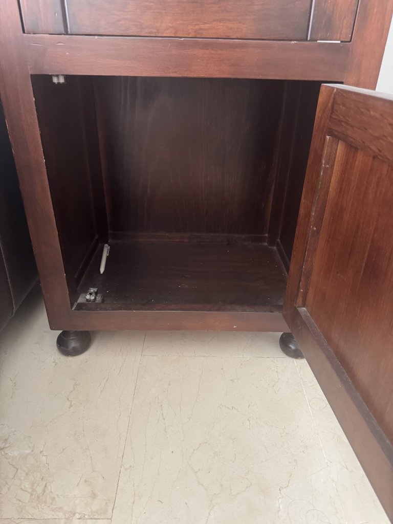 Holzvitrine mit Glastür
