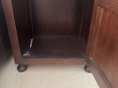 Holzvitrine mit Glastür