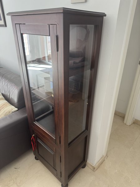 Holzvitrine mit Glastür