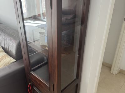 Holzvitrine mit Glastür