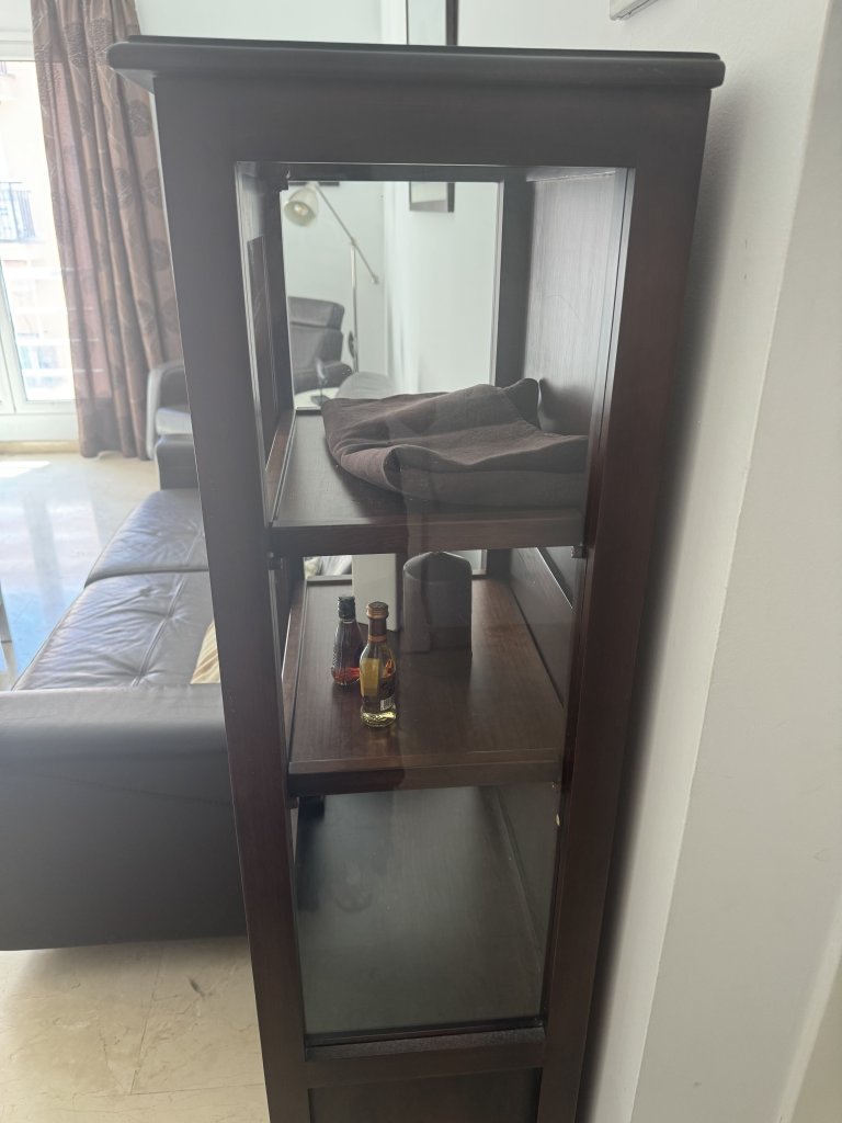 Holzvitrine mit Glastür