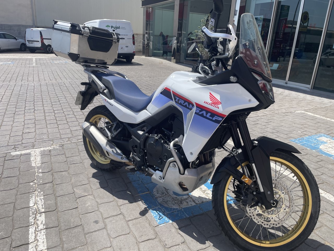 Honda Transalp 750 XL Einziger Besitzer. Baujahr 8/2024 mit 3.700 km. Vollständige Wartung und offizielle Garantie