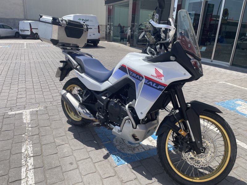 Honda Transalp 750 XL Einziger Besitzer. Baujahr 8/2024 mit 3.700 km. Vollständige Wartung und offizielle Garantie