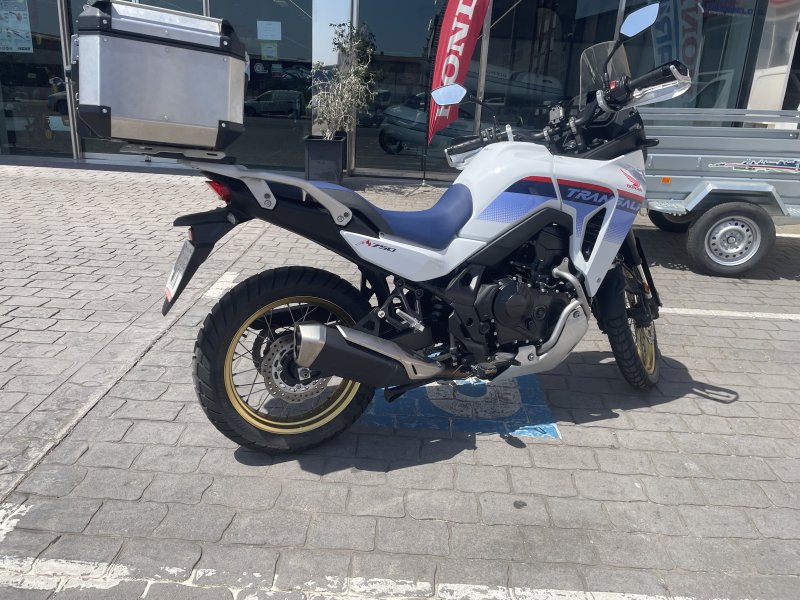 Honda Transalp 750 XL Einziger Besitzer. Baujahr 8/2024 mit 3.700 km. Vollständige Wartung und offizielle Garantie